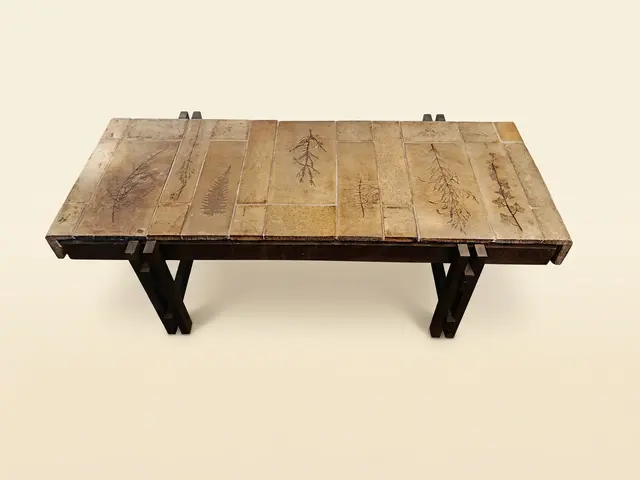Table basse « herbier » en céramique par Roger Capron